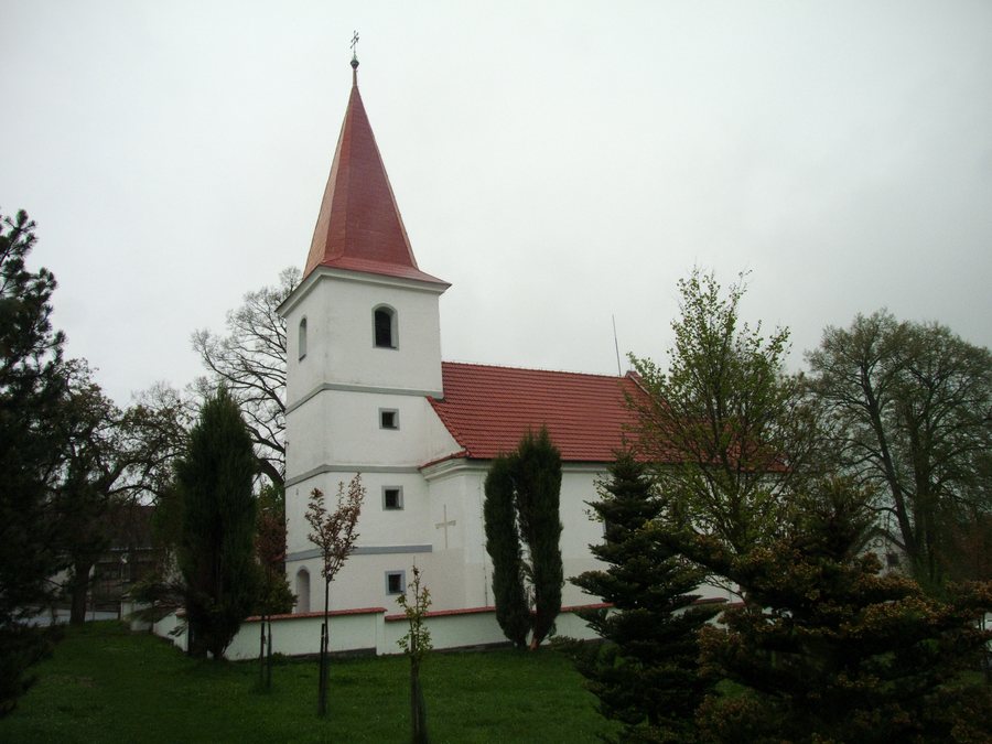 File:Hlasivo - kostel z boku.jpg