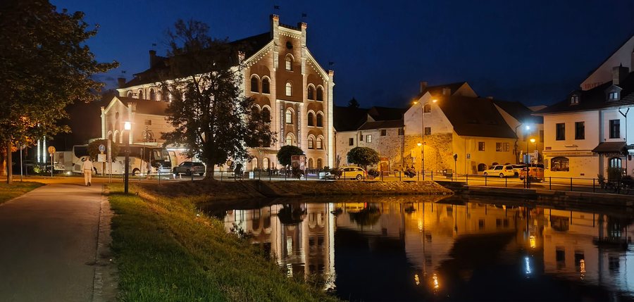 File:ČBu, Hotel Budweis, night 01.jpg