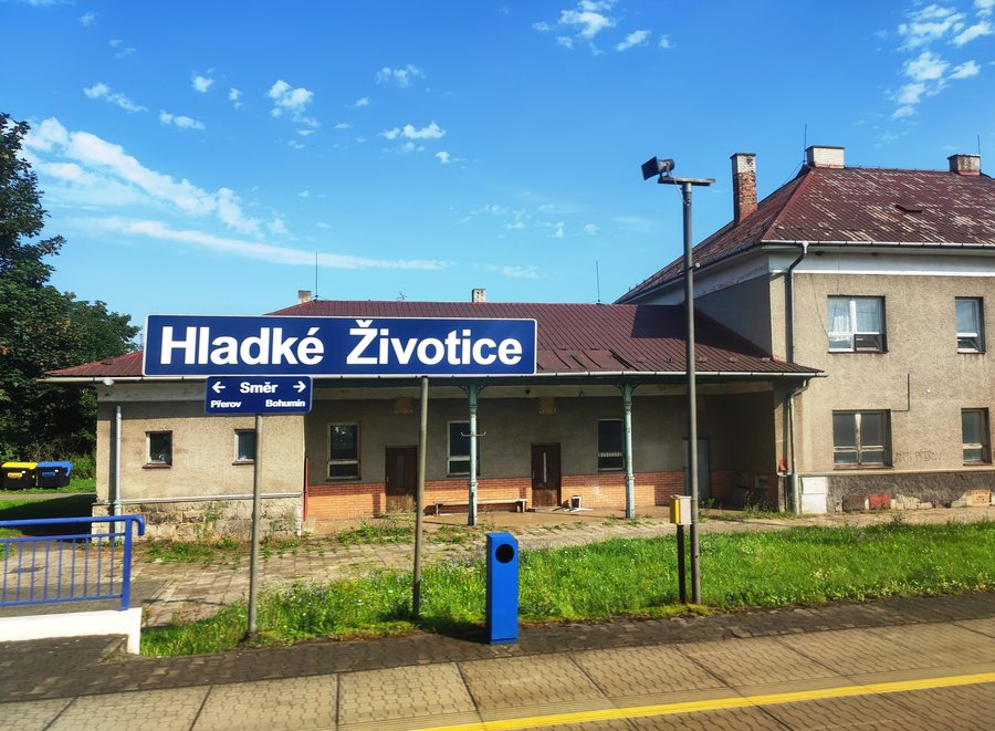 File:Hladké Životice, nádraží.jpg