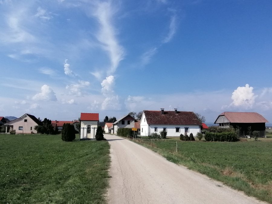 File:Razdrto, Šentjernej.jpg