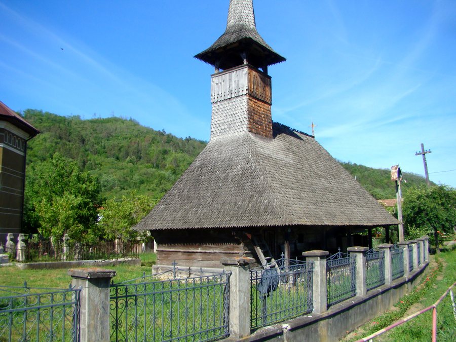 File:Biserica de lemn din Sânpetru Almaşului 2025 (3).jpg