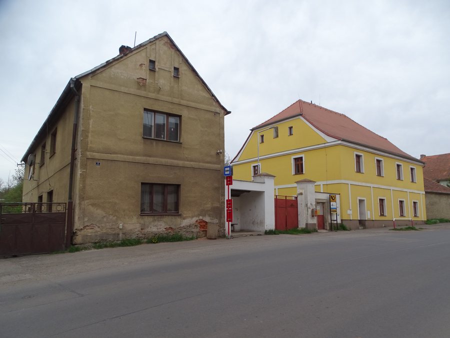 File:Kolešovice, autobusová zastávka, čp. 5 a 6.jpg