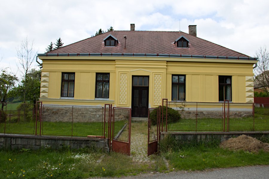 File:Zvolenovice škola.jpg
