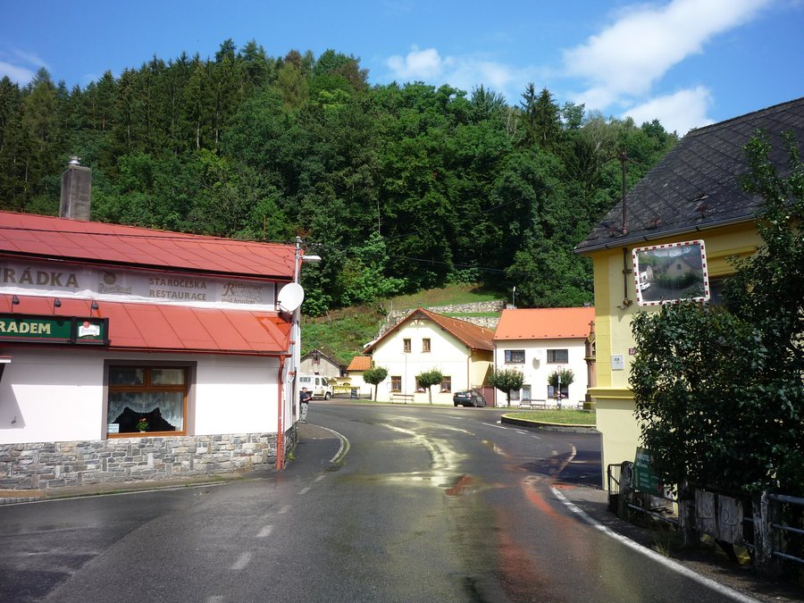 File:Podhradí (Český Šternberk) - náves 01.jpg