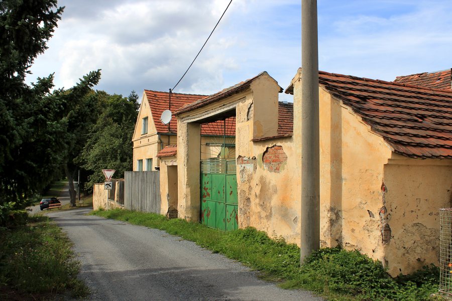 File:Neuměř, old farm.jpg