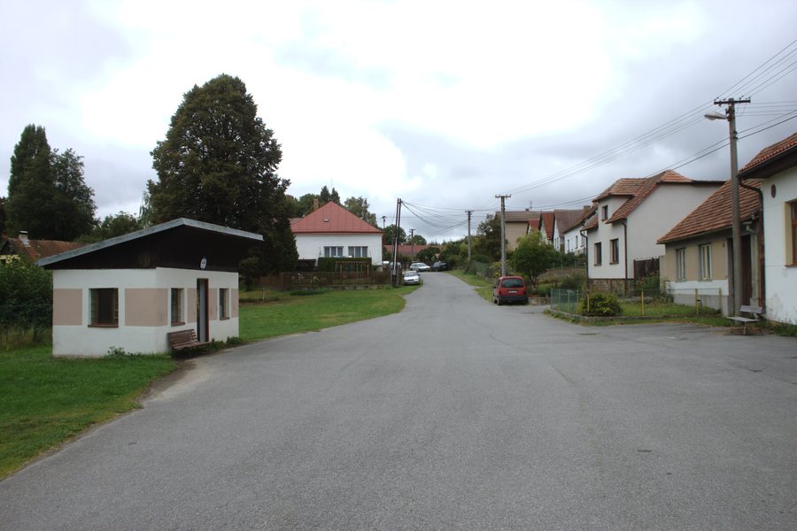 File:Buřenice, autobusová zastávka.jpg