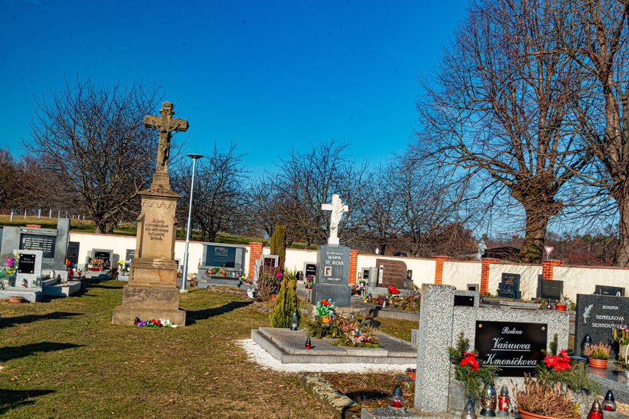 File:Hřbitov Chýšť 01.jpg