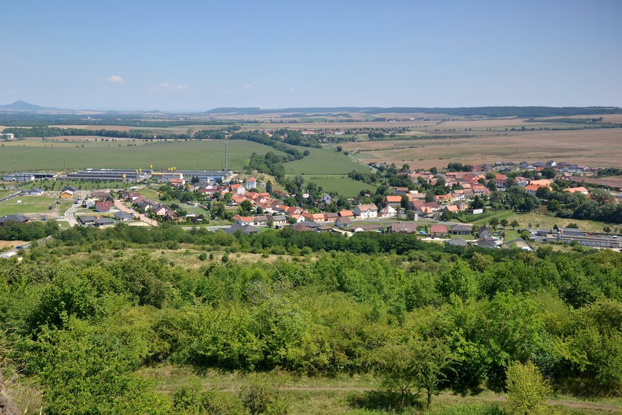 File:Blšany u Loun 2017-07-19 Celkový pohled.jpg