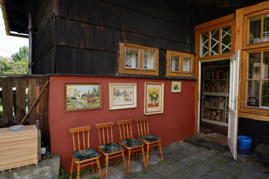 File:Hrčava, bývalá škola z roku 1924, Hrčavské muzeum - vchod 02.jpg