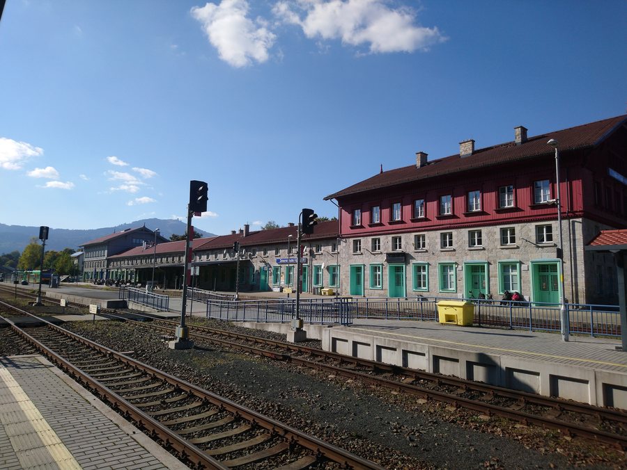 File:Bahnhof Bayerisch Eisenstein - Železná Ruda-Alžbětín.jpg