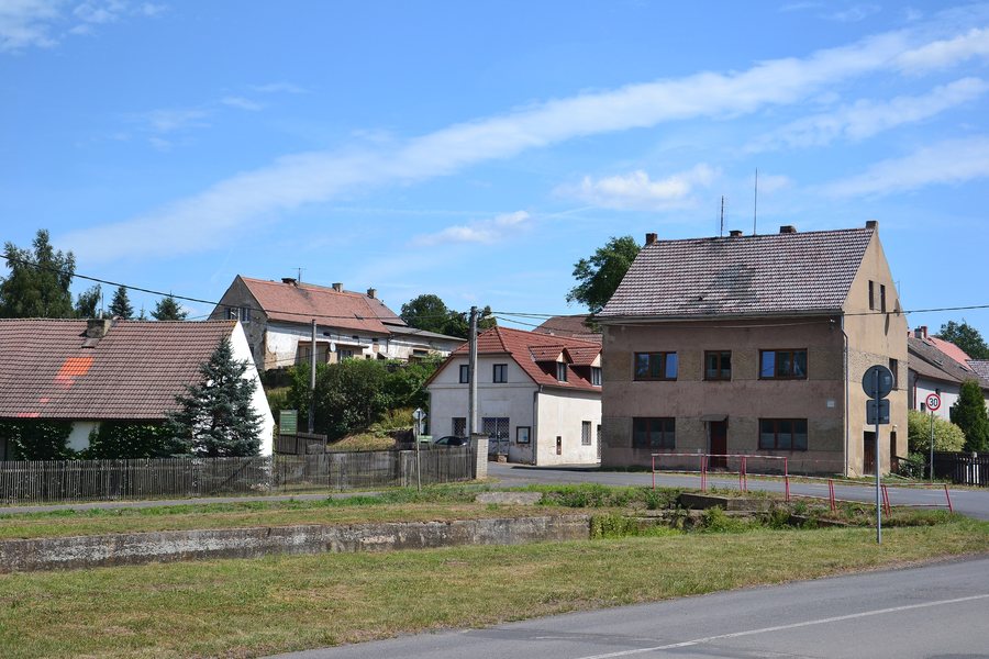 File:Bžany 4 Náves.jpg