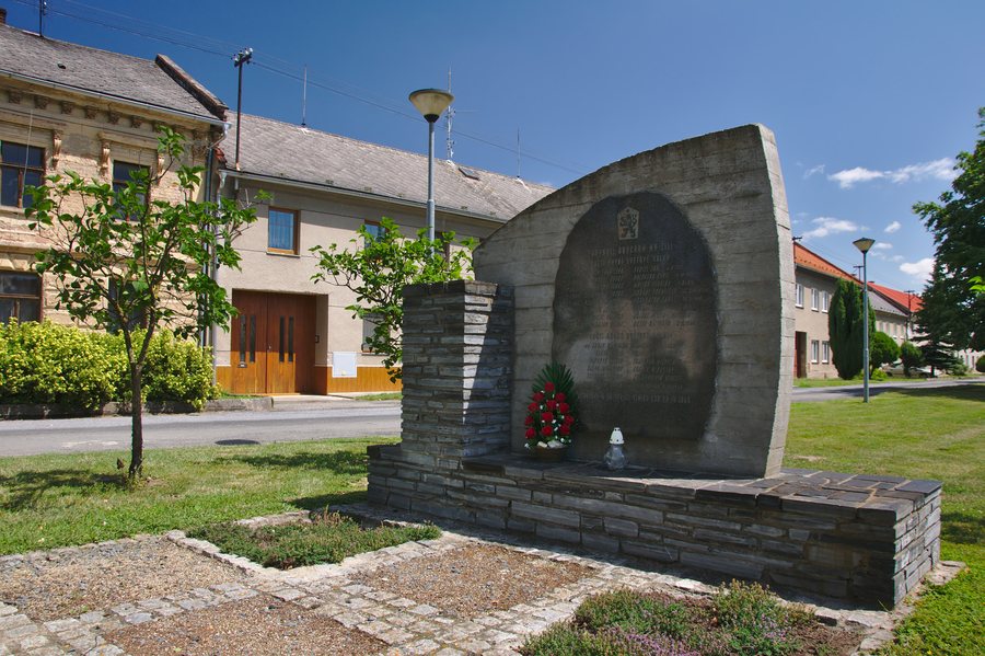 File:Památník, Luběnice, okres Olomouc.jpg