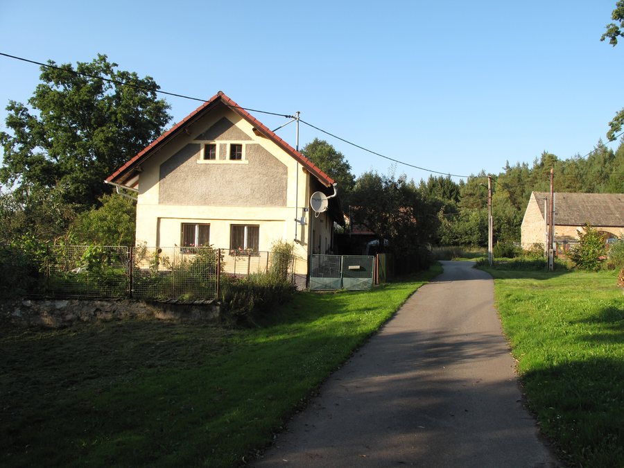 File:Kožlí (Myštice), dům u cesty.jpg