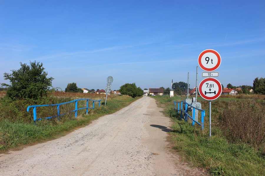 File:Křenek, můstek přes Boreckou svodnici 2021 01.jpg