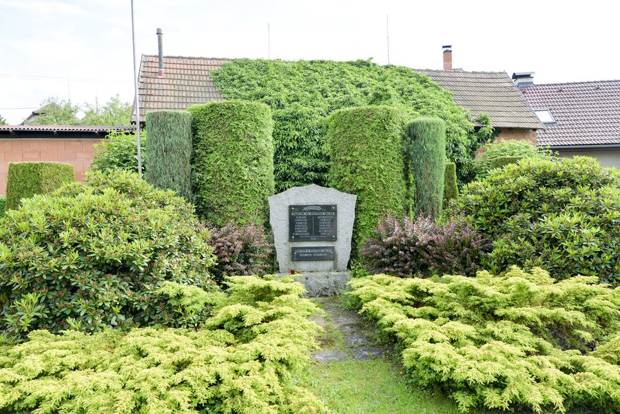 File:World War I memorial in Lhůta 01.jpg