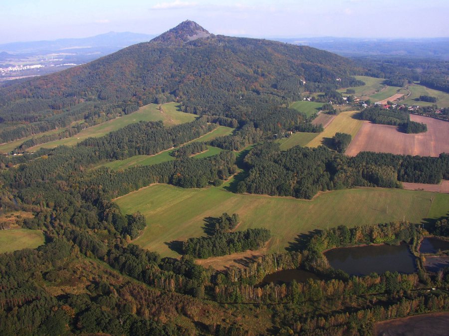 File:Luftbild von Berg Ralsko.jpg