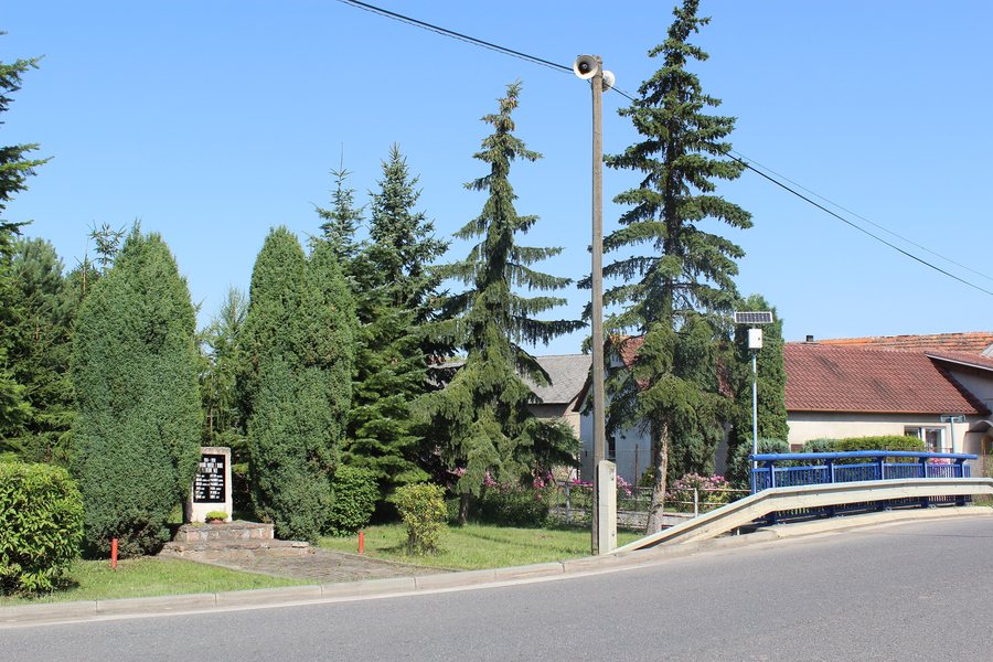 File:103 Bykoš střed pomník.jpg