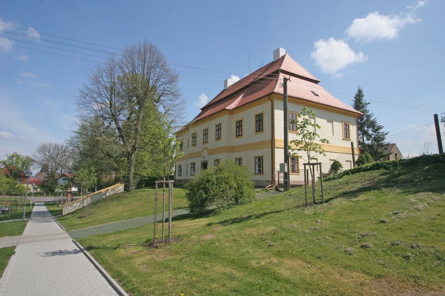 File:Fara (Žlunice).JPG