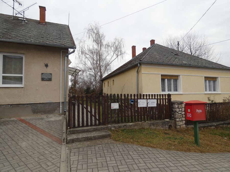 File:Rómer Flóris Emlékút pecsételőhely Bakonykoppány 18 kerítés.jpg