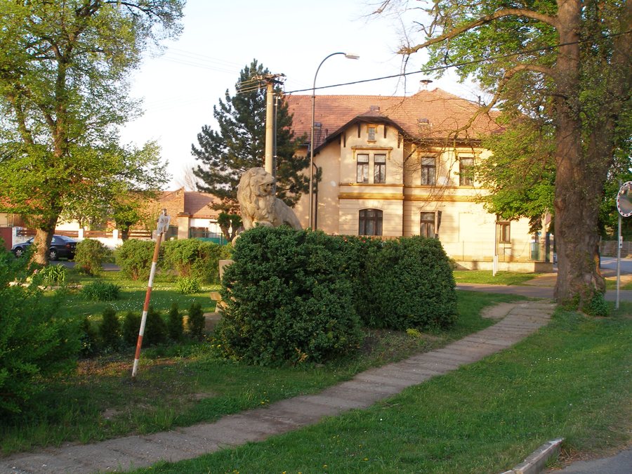 File:Býkev, náves.JPG