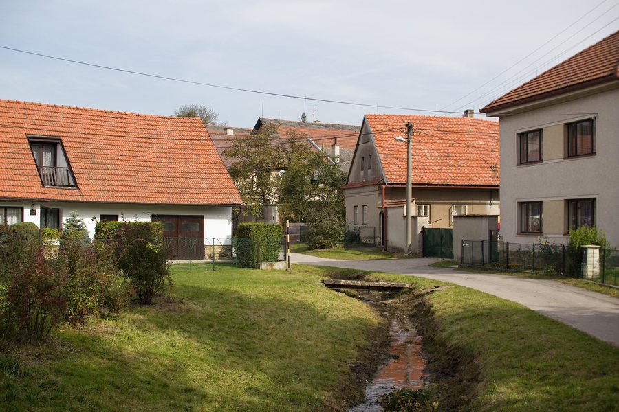 File:Lhoty u Potštejna, potok.jpg