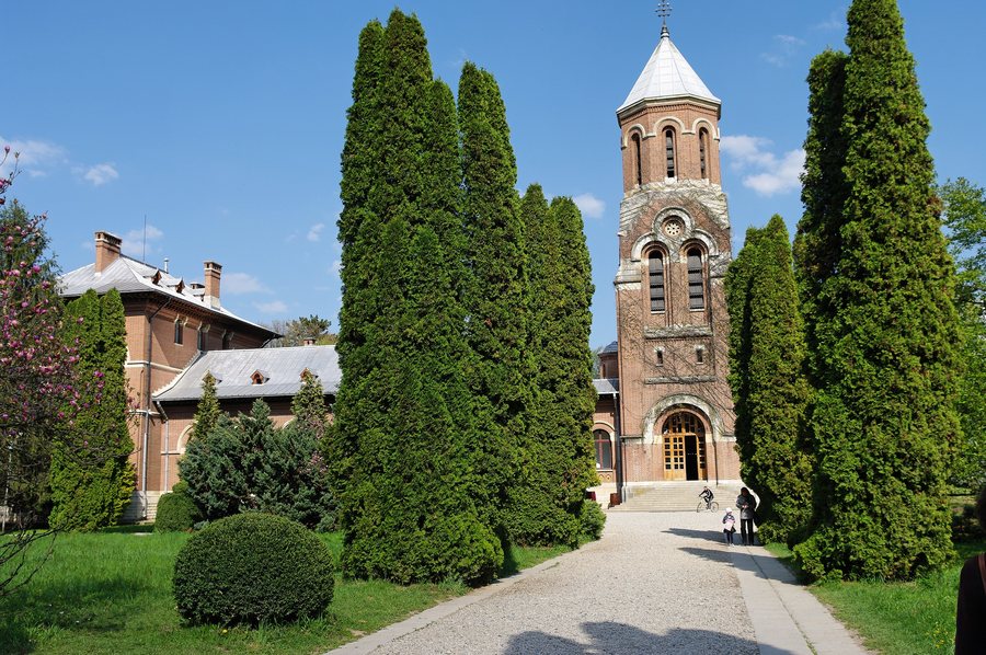 File:Biserica Episcopală, Curtea de Arges - Romania (3735193697).jpg