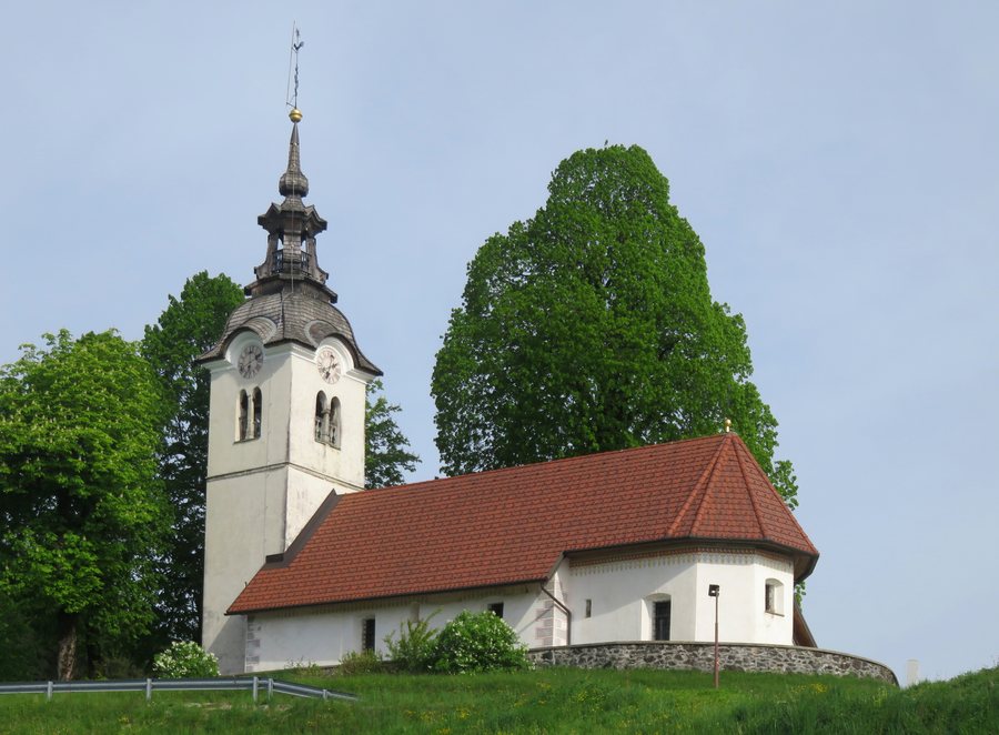 File:Smrečje Vrhnika Slovenia - church 2.jpg
