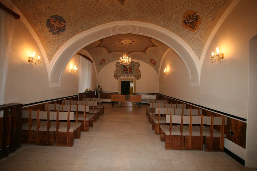 File:Radnice (Lázně Bohdaneč) - obřadní síň 01.JPG