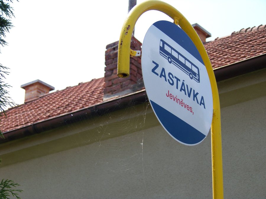 File:Jeviněves, označník zastávky, značka s pavučinou.jpg