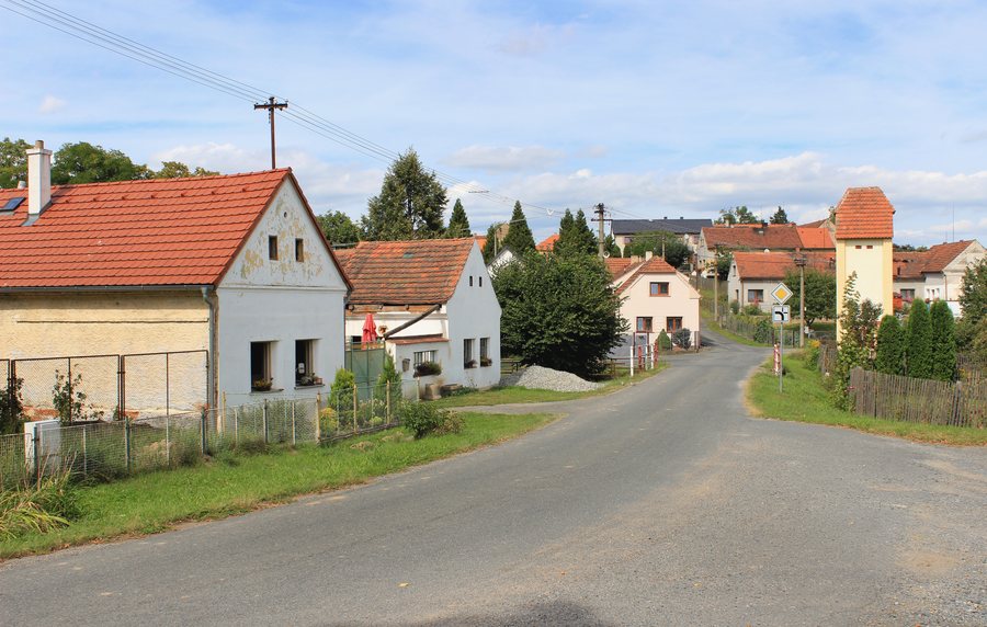 File:Neuměř, road from Kvíčovice.jpg