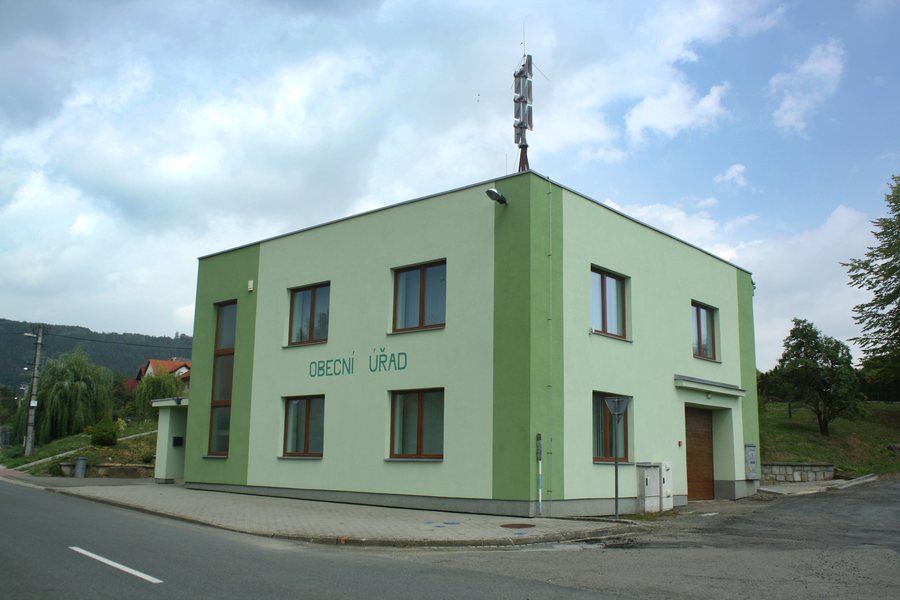 File:Milenov, obecní úřad.jpg