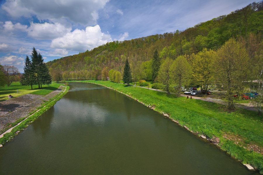 File:Řeka Bečva z mostu u lázní, Teplice nad Bečvou, okres Přerov.jpg