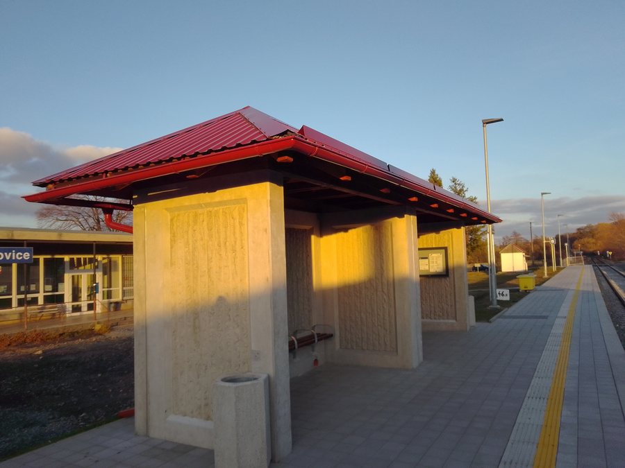 File:Nový přístřešek (postavený v létě 2021) v zastávce Rajnochovice.jpg