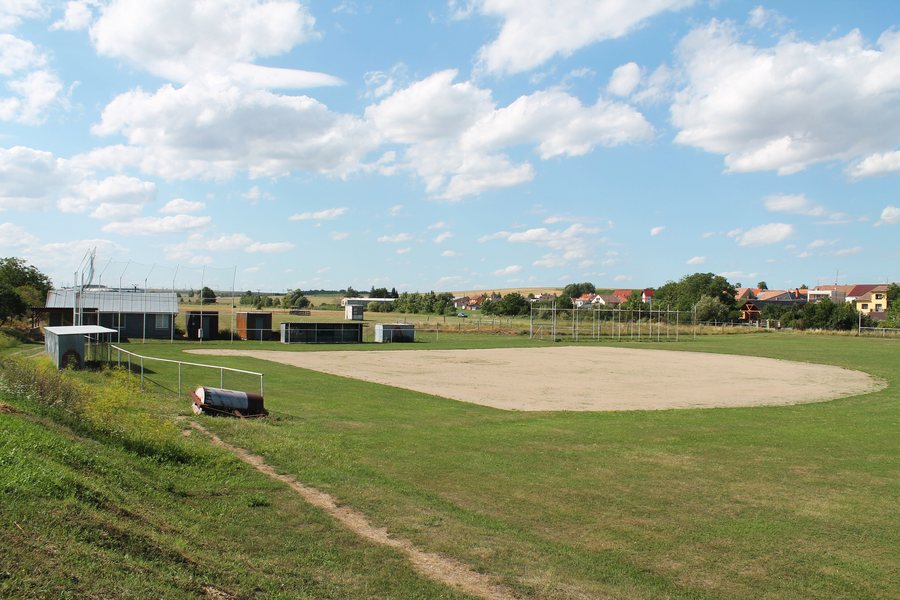 File:Kuchařovice, baseballové hřiště (2017-08-05; 01).jpg