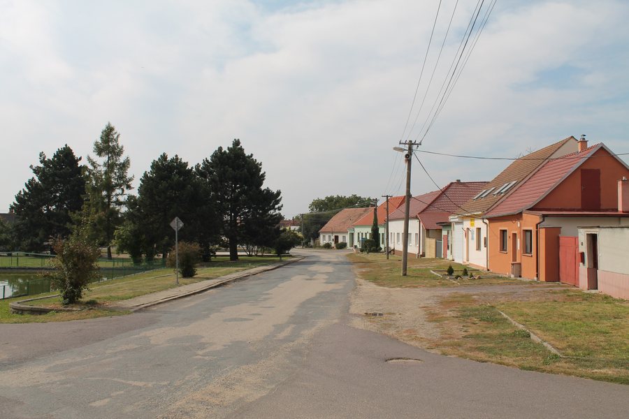 File:Medlice, náves (2016-09-28; 01).jpg