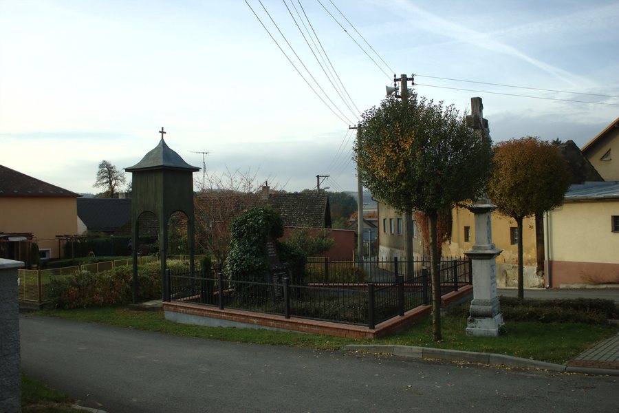 File:Uhlířov, bývalá kaplička.jpg
