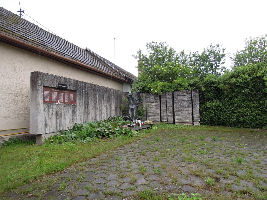 File:02 Selec okres TN WWII victims memorial.JPG
