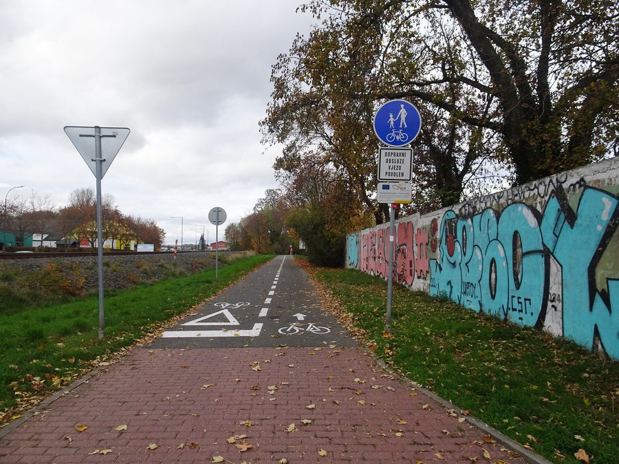 File:Prostějov, Bratří Čapků, cyklostezka.jpg