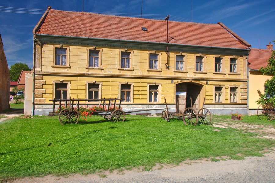 File:Budova, Služín, Stařechovice, okres Prostějov.jpg
