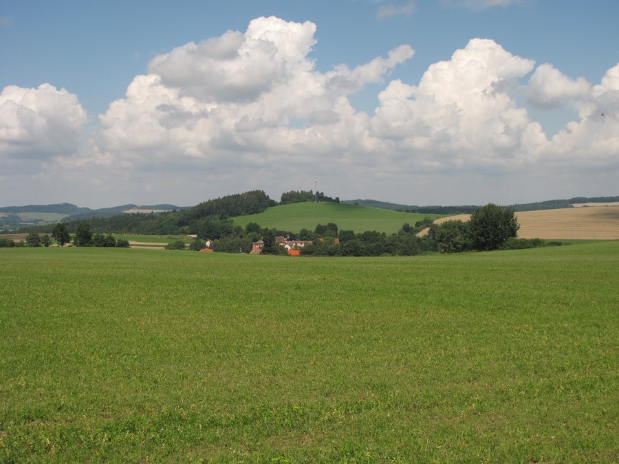 File:Kochánov (Teplýšovice), celkový pohled na ves.JPG