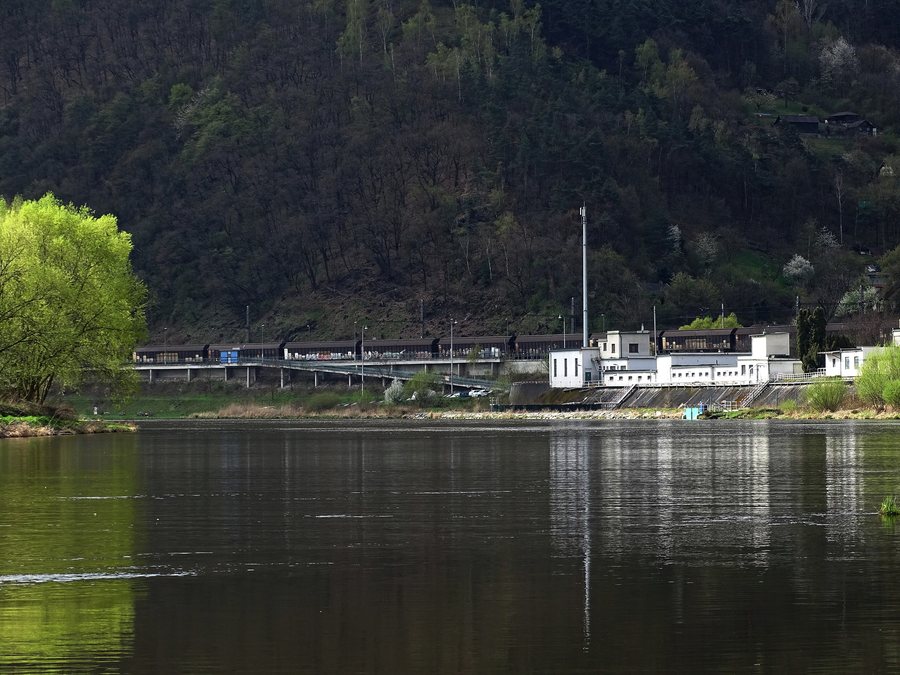 File:Vodárna Podmoráň a zastávka Úholičky.jpg