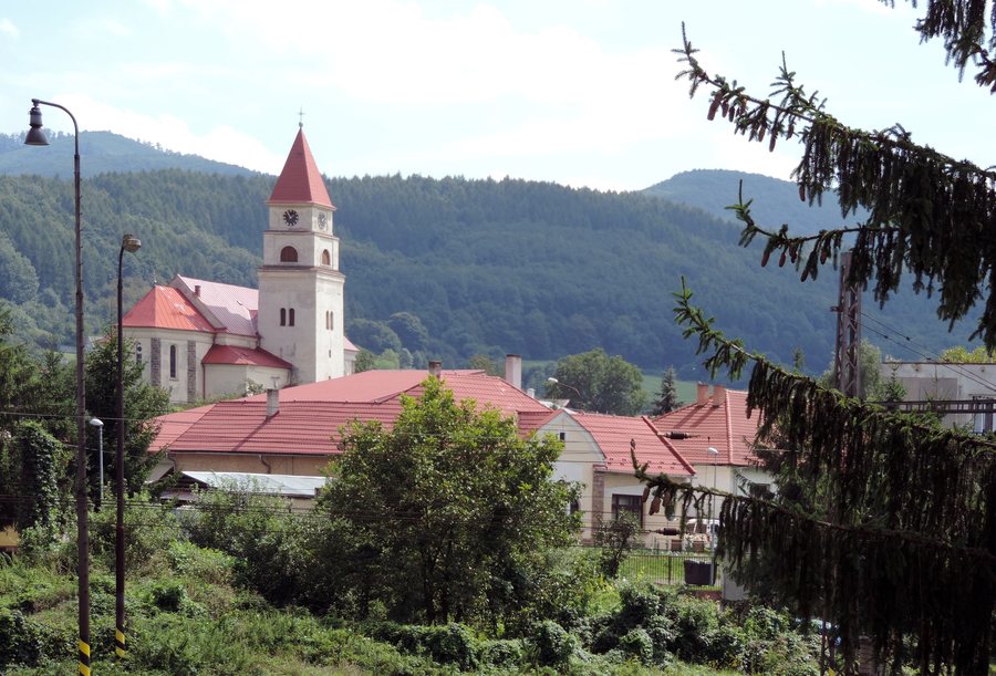 File:Ladomerská Vieska, pohľad na kostol - panoramio.jpg