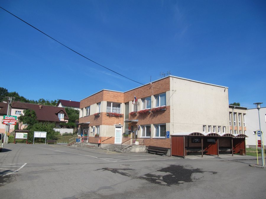 File:Dolní Lhota (ZL), OÚ.jpg