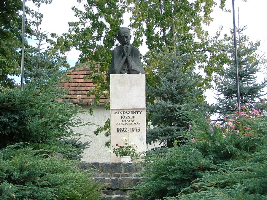 File:Mindszenti József szobra Csehimindszent.JPG
