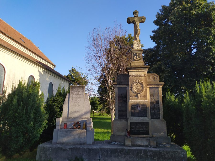 File:Hlohovec Šulekovo pamätník 01.jpg