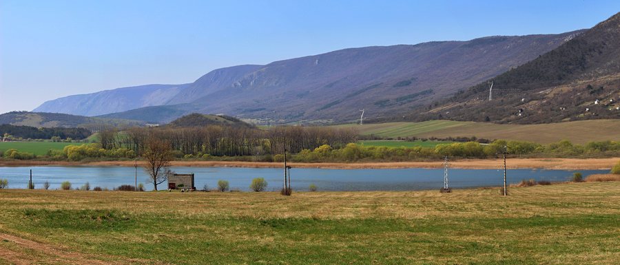 File:Turniansky rybník a Horný vrch 2017-04-01.jpg