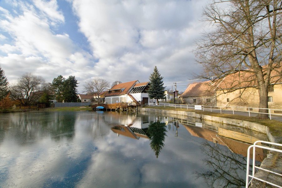 File:Libochovičky náves 2.jpg