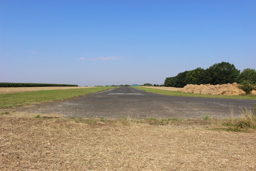 File:Letiště Střemy 01.jpg