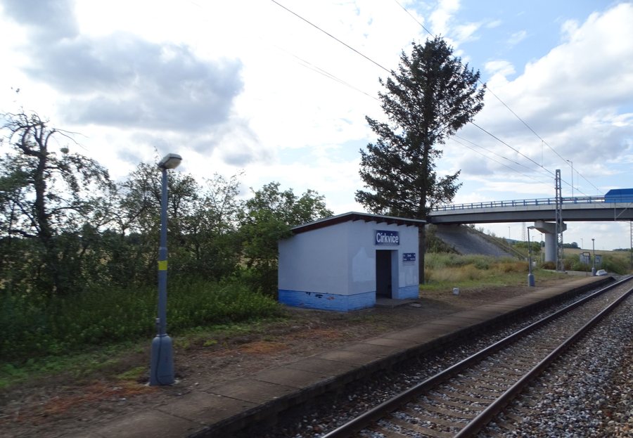 File:Železniční zastávka Církvice.jpg