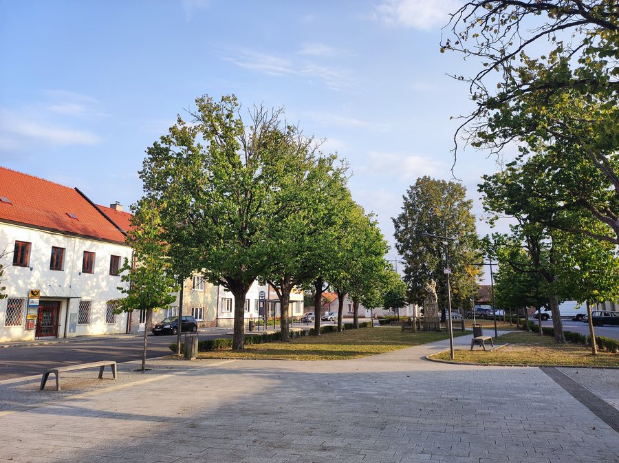 File:Horní Jelení, náměstí (2).jpg